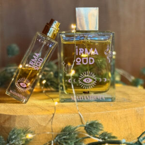 Bouteilles de parfum Irma Oud rectangulaire de 75 ml avec flacon de 30 ml adossé.