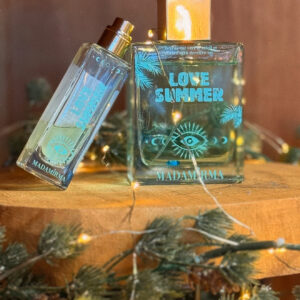 Bouteilles de parfum Love Summer rectangulaire de 75 ml avec flacon de 30 ml adossé.