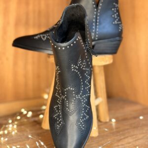 Bottines femme noir verni à découpe et motifs clous argentés sur talon et cheville, talon large, fermeture par zip.