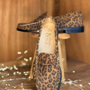 Mocassins femme velours léopard noir beige, semelle plate noire.
