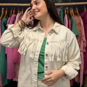 Veste à franges beige vue de dos ouverte sur un tee-shirt vert