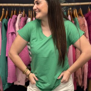 tee-shirt coton col V de couleur verte.