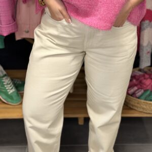 pantalon chino beige vu de face.