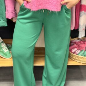 Pantalon vert fluide esprit jogging vu de face.