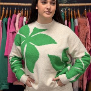 pull en maille duce écru avec de larges motifs verts en forme de fleur, devant et derrière. Vue de face.