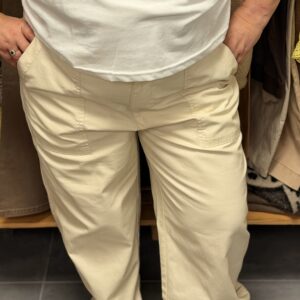 Pantalon cargo grande taille beige clair en coton structuré, coupe droite ample, poches cargo latérales, taille élastiquée avec cordon.