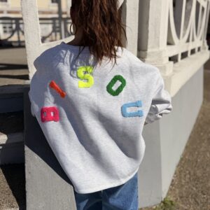 sweat à broderie dans le dos écrit "bisou"