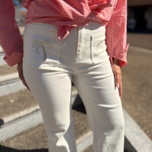jean blanc aux détails brodés palmier et arc-en-ciel couleur beige sur les poches avant