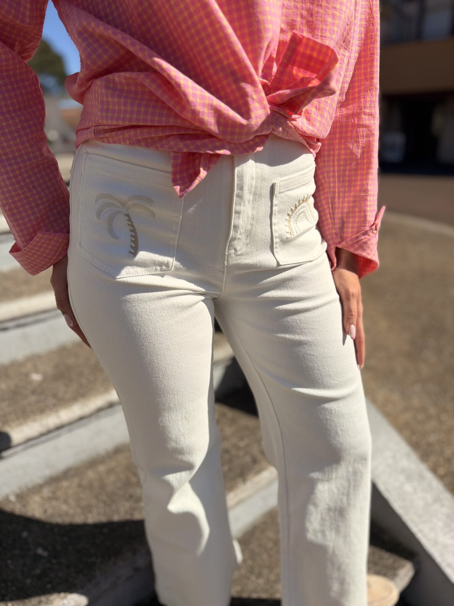 jean blanc aux détails brodés palmier et arc-en-ciel couleur beige sur les poches avant