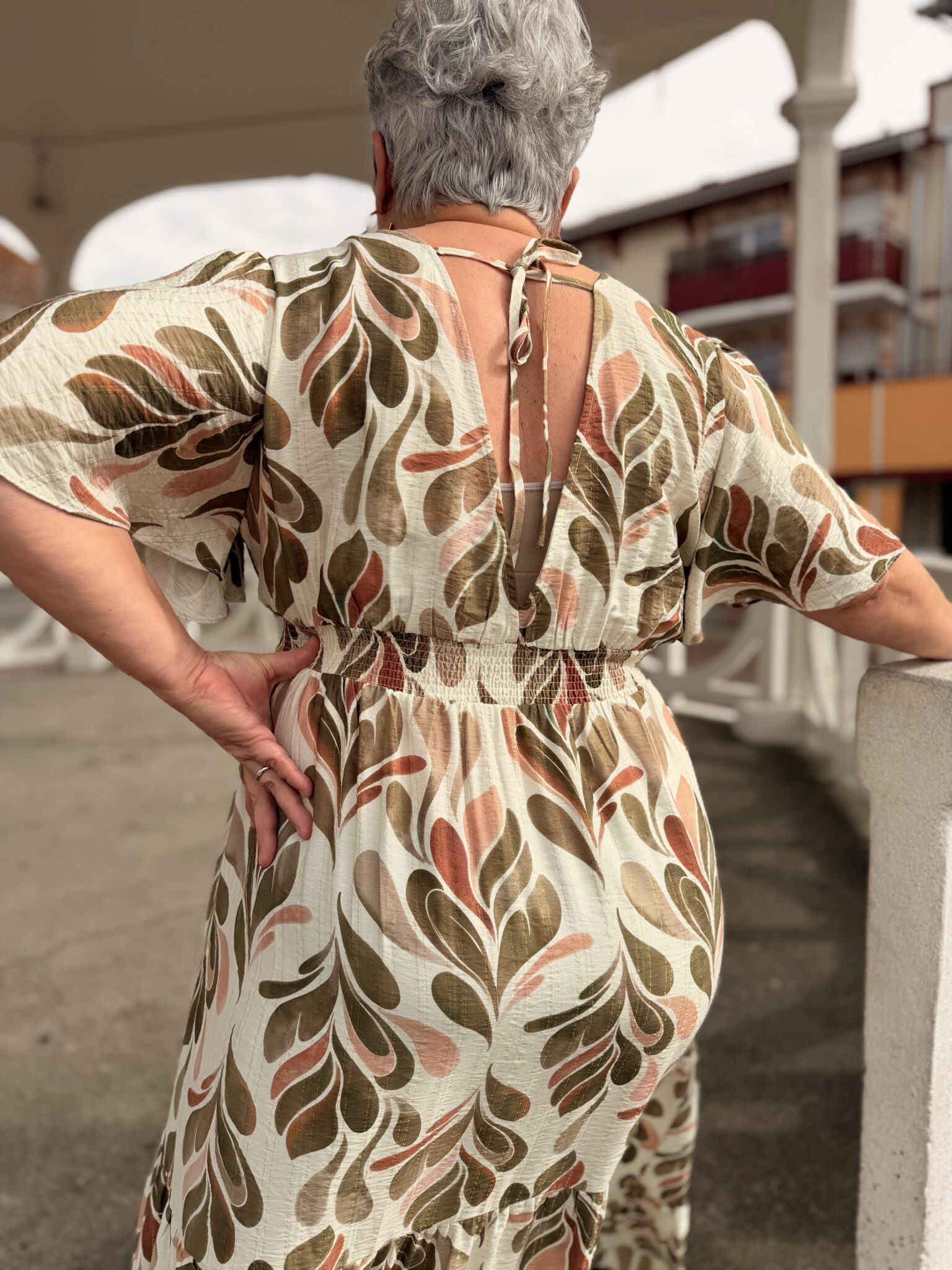 femme cheveux court portant robe longue style bohème dans les tons bleu ou kaki