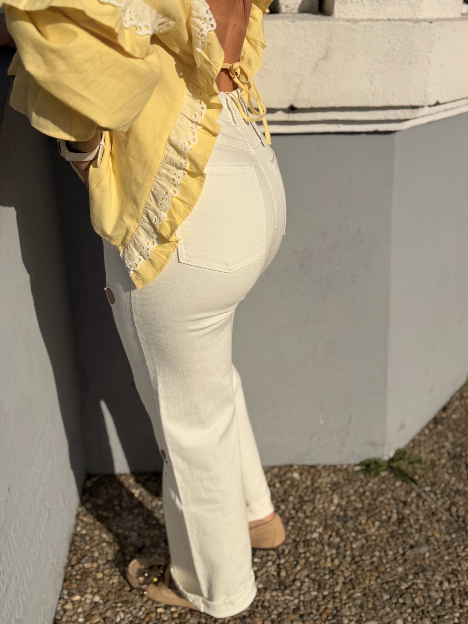 femme portant un pantalon blanc aux découpes en forme de coeurs tendance et originale