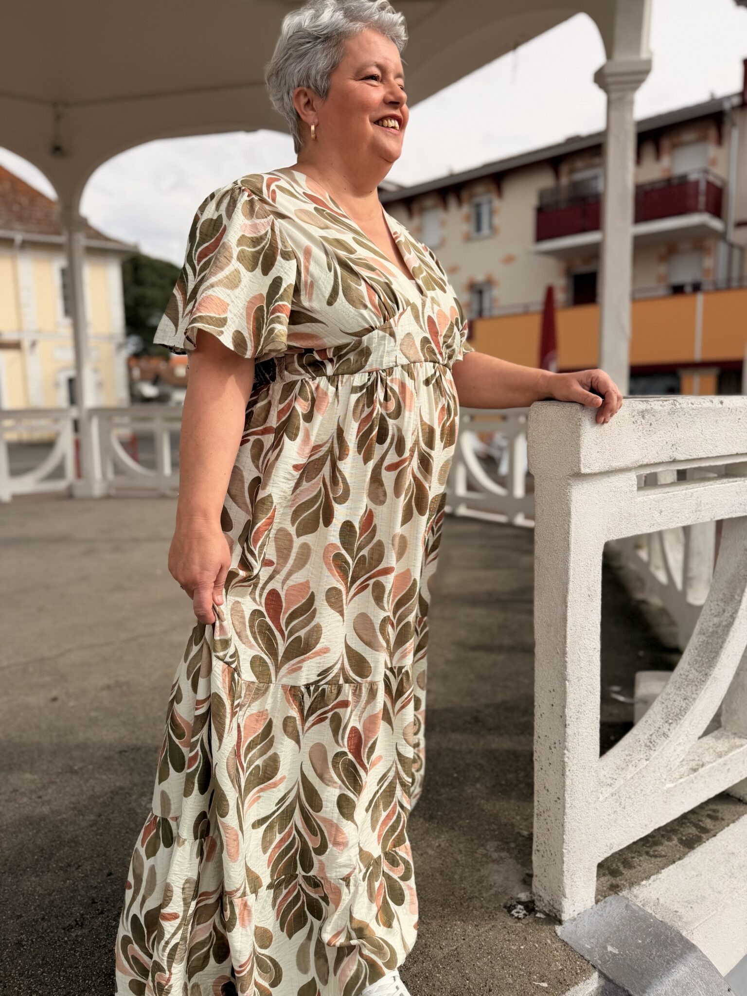 femme cheveux court portant robe longue style bohème dans les tons bleu ou kaki