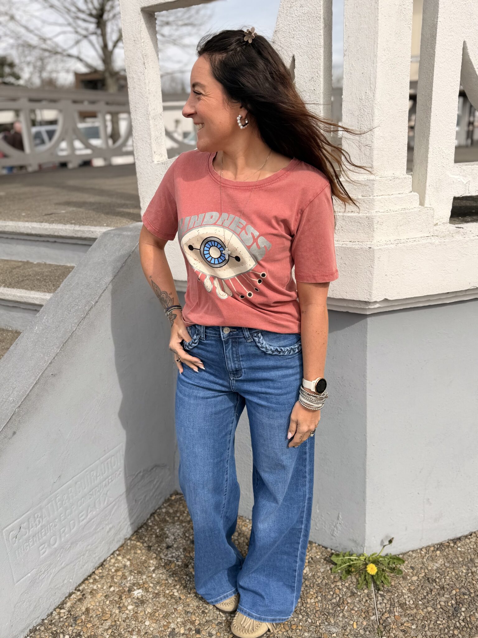 tee-shirt rose avec motif imprimé oeil