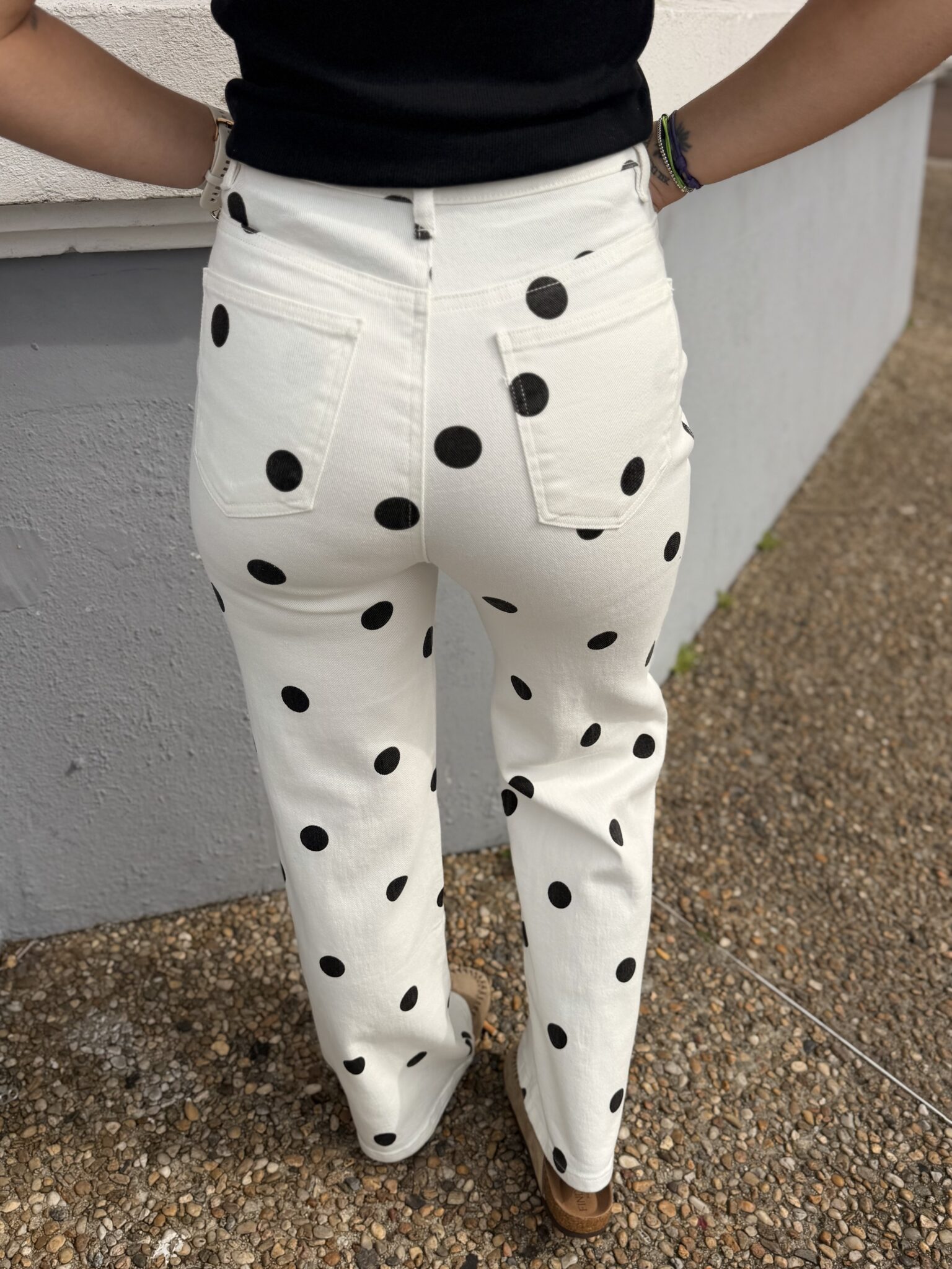 pantalon blanc à pois noirs