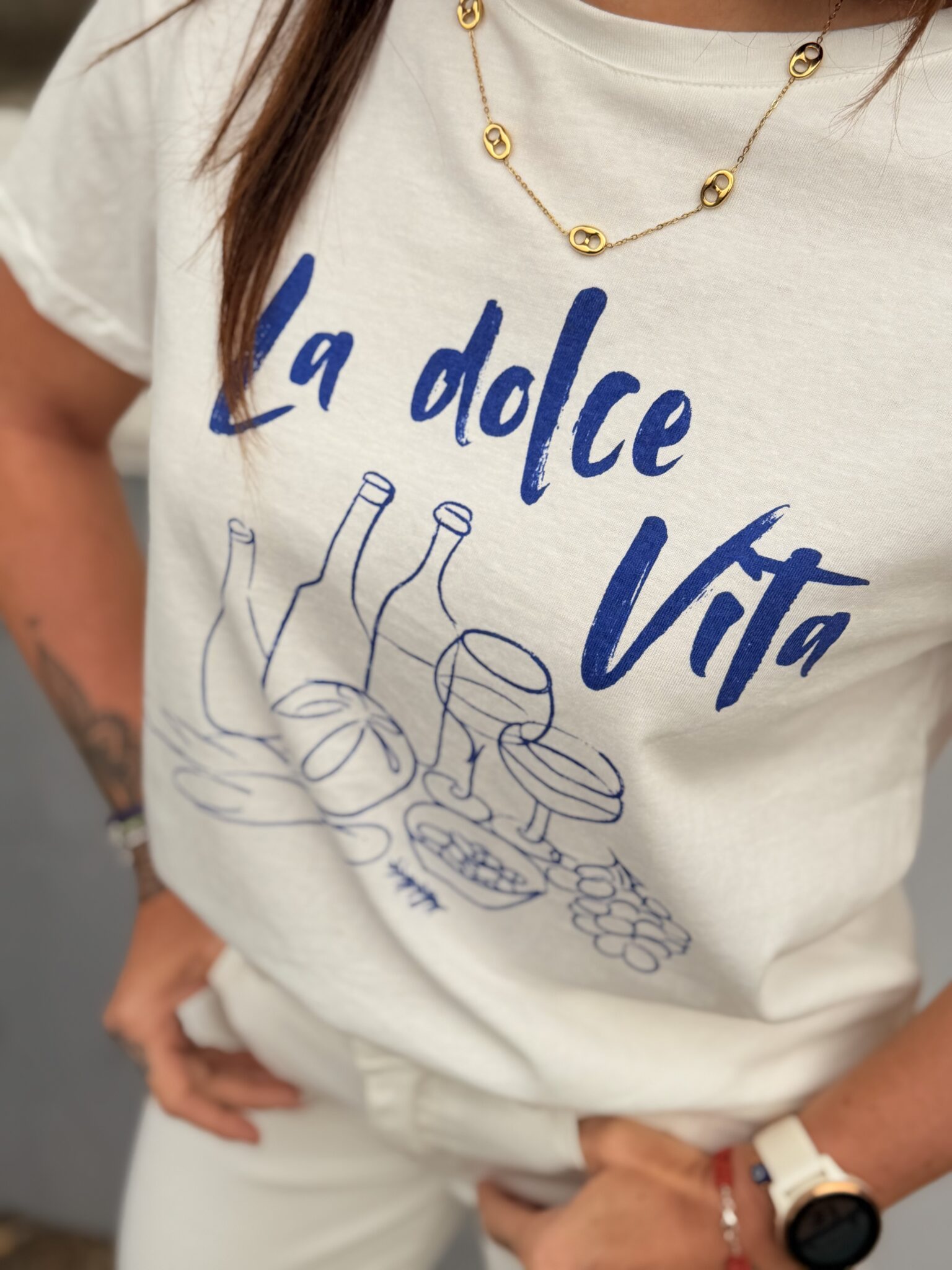 tee-shirt blanc avec inscription dolce vita bleu électrique