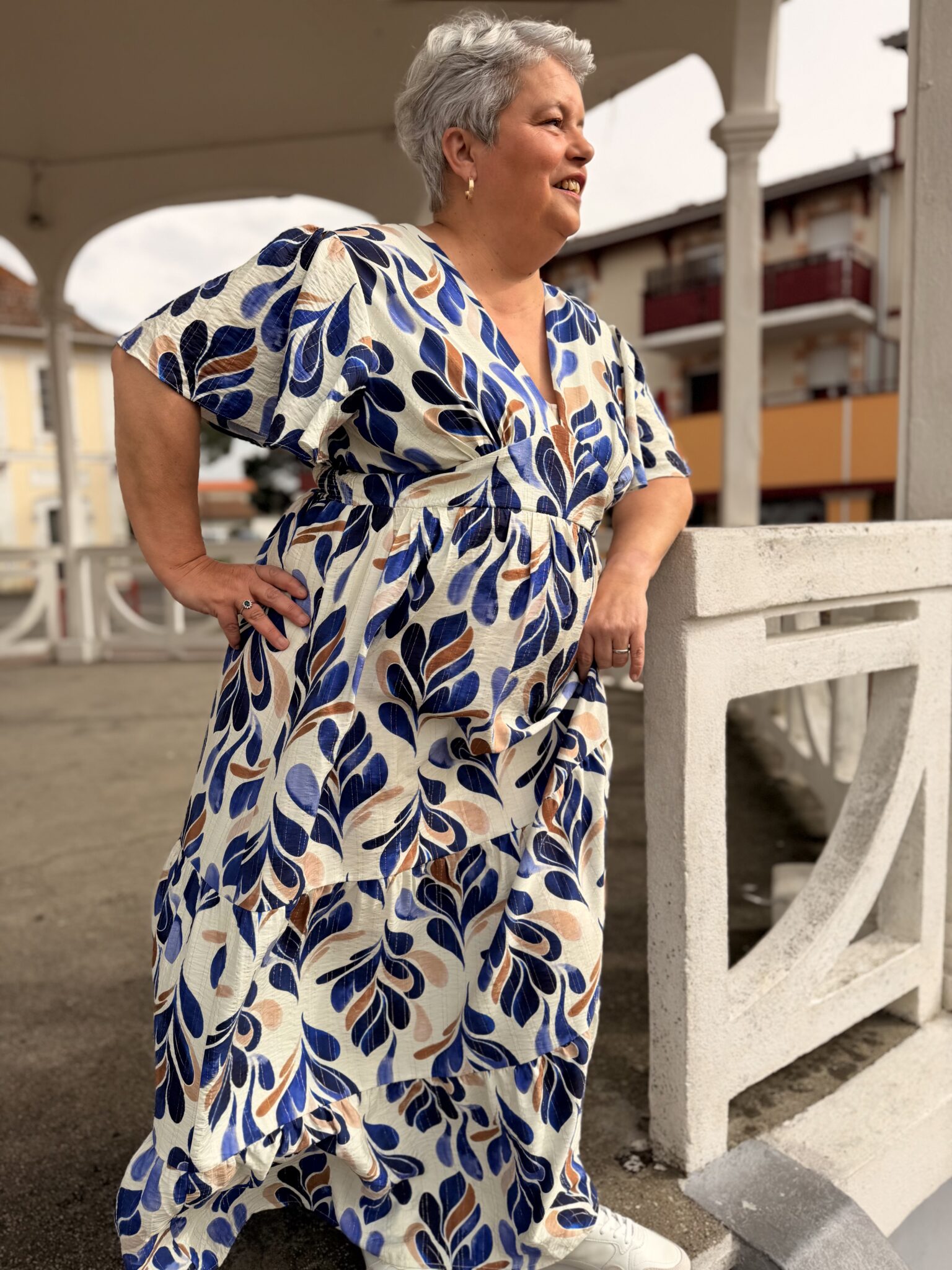 femme cheveux court portant robe longue style bohème dans les tons bleu ou kaki