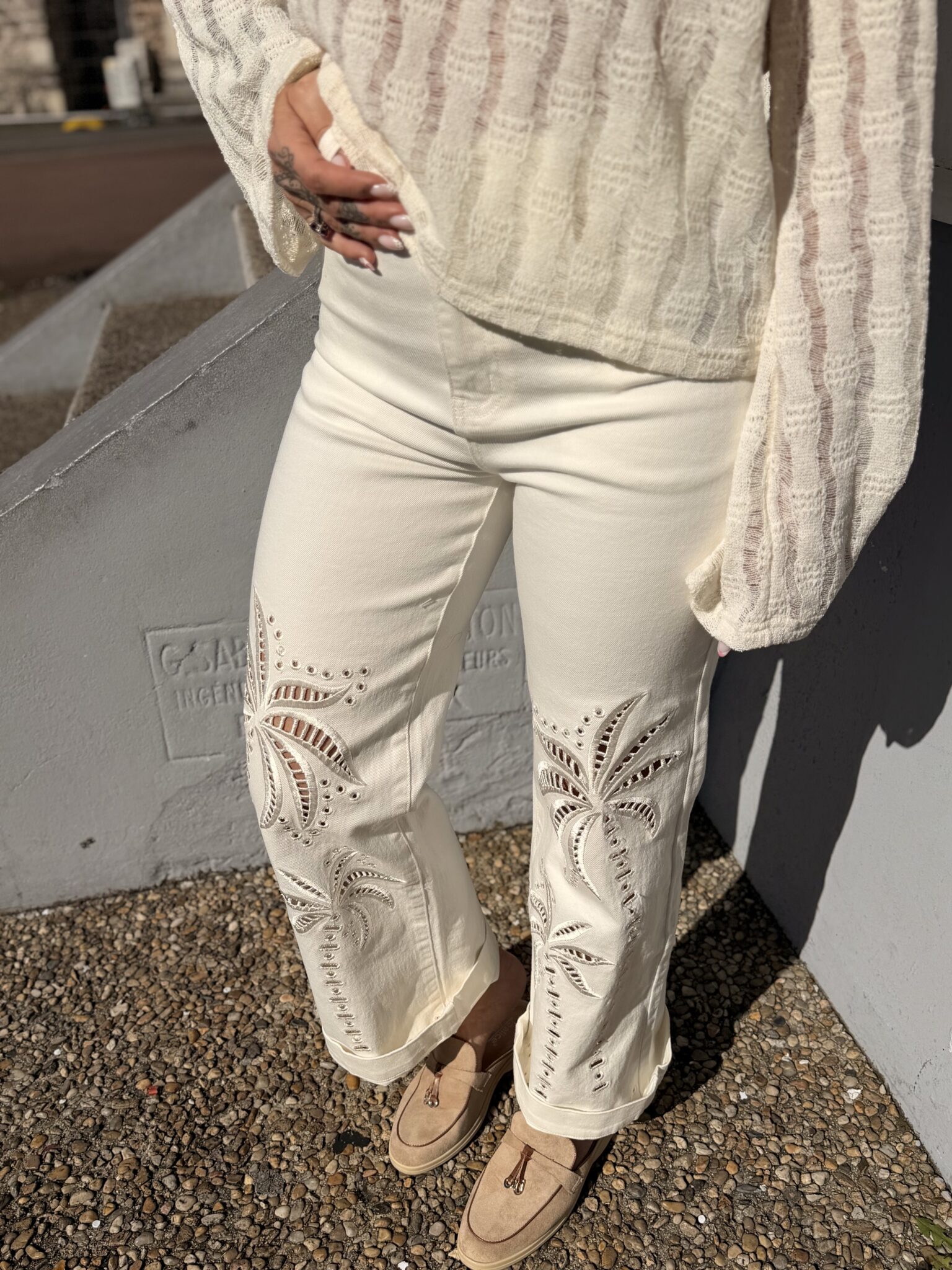 jean blanc à motifs palmiers ajourés