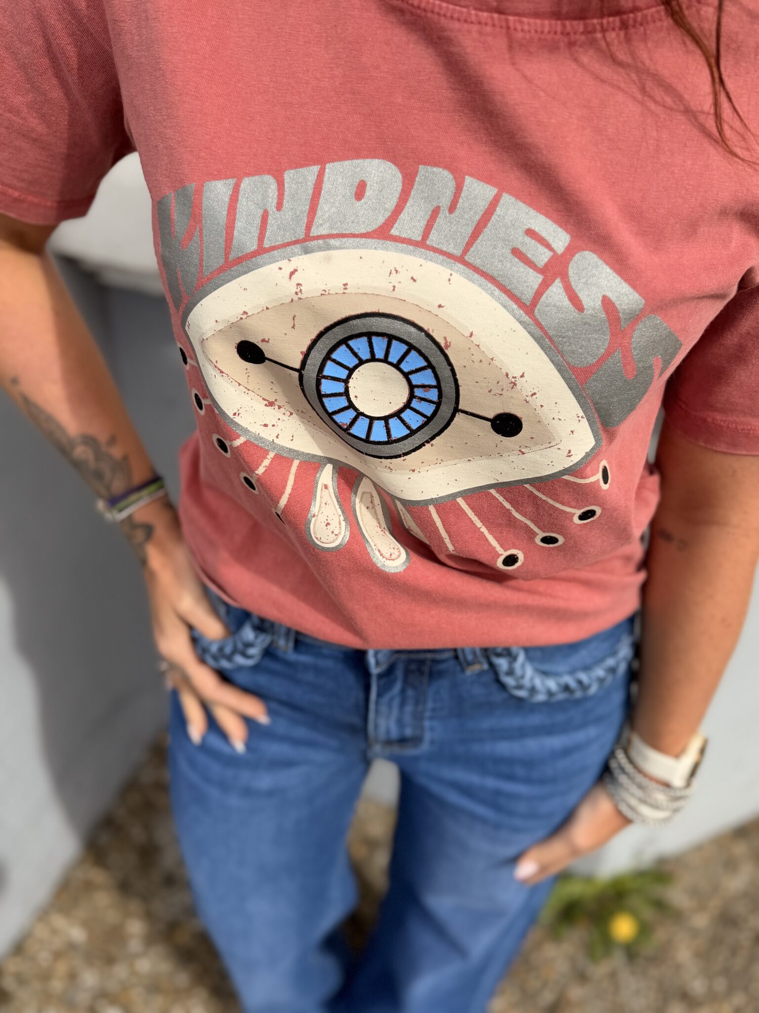tee-shirt rose avec motif imprimé oeil