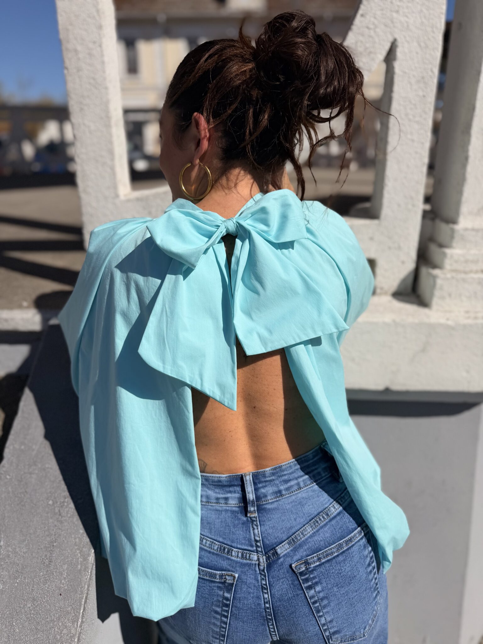 blouse turquoise manches bouffante, ouverte dans le dos