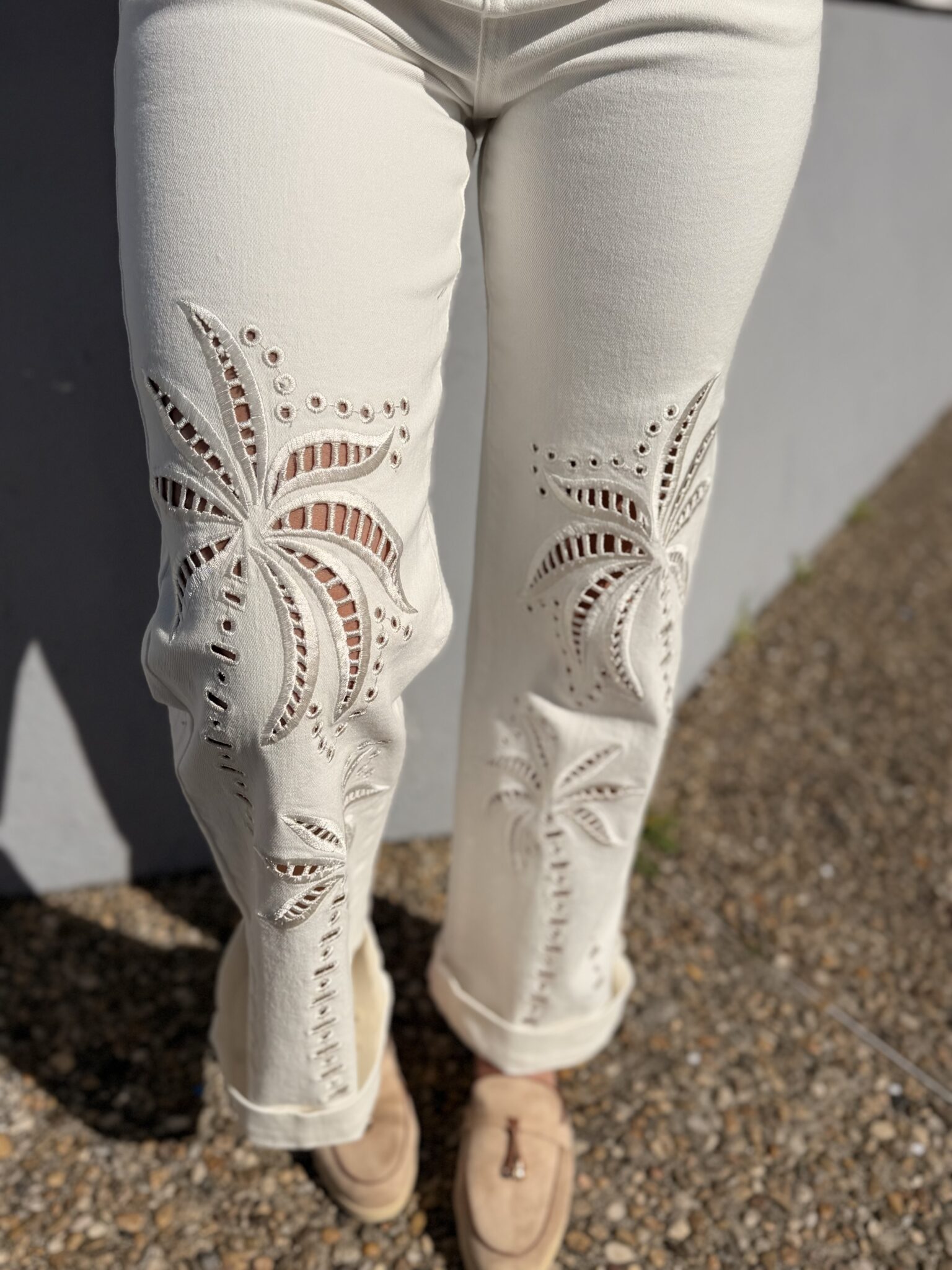 jean blanc à motifs palmiers ajourés