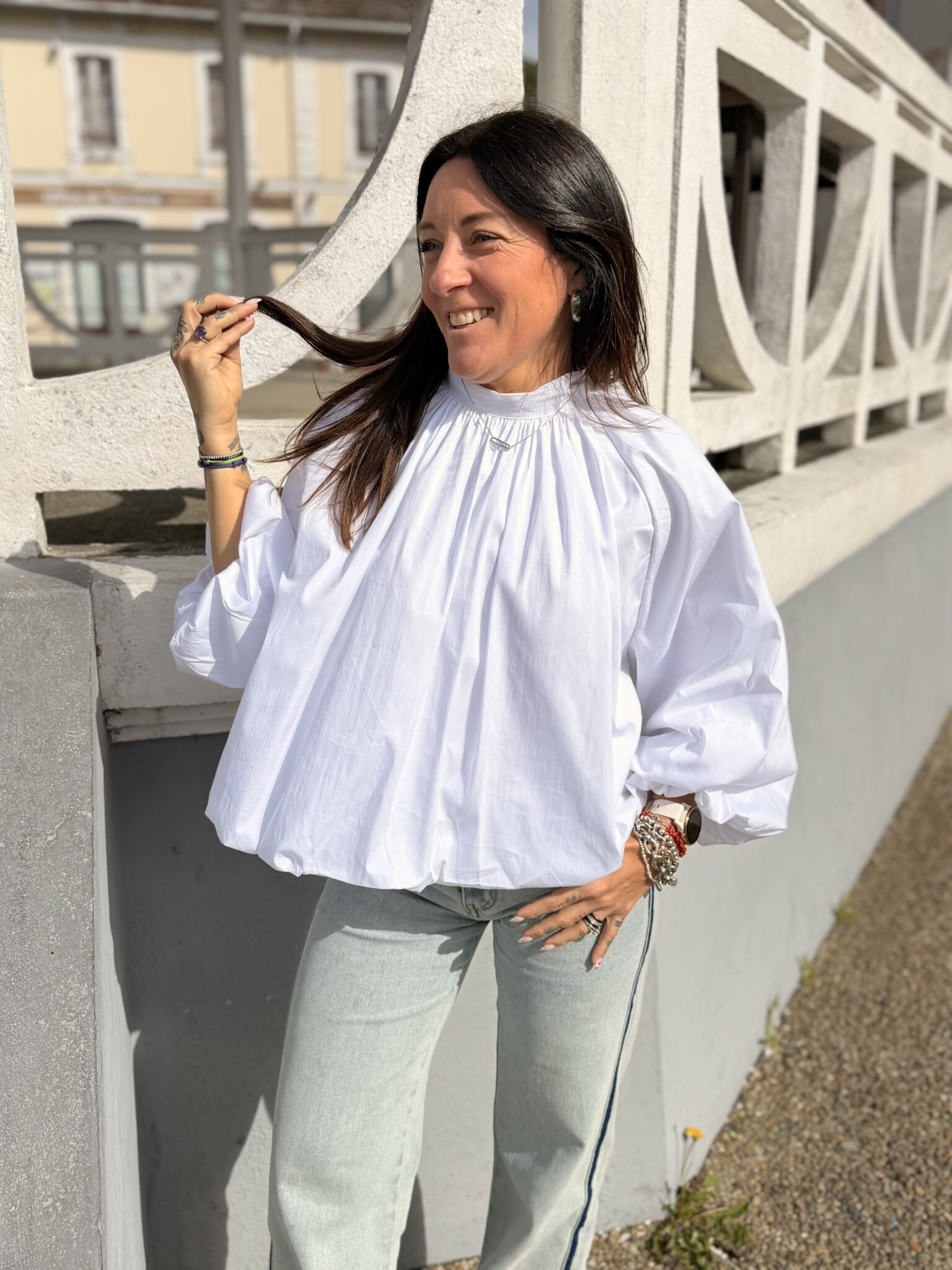 blouse blanche manches bouffante, ouverte dans le dos