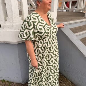femme aux cheveux court porte robe longue à motif vert et écru