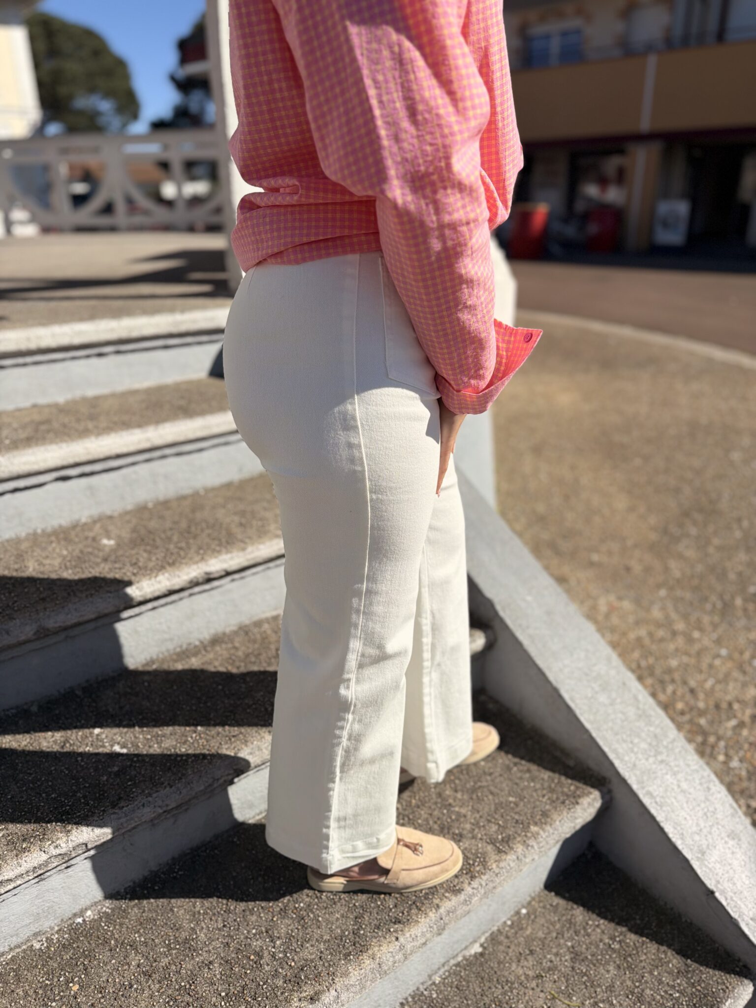 jean blanc aux détails brodés palmier et arc-en-ciel couleur beige sur les poches avant