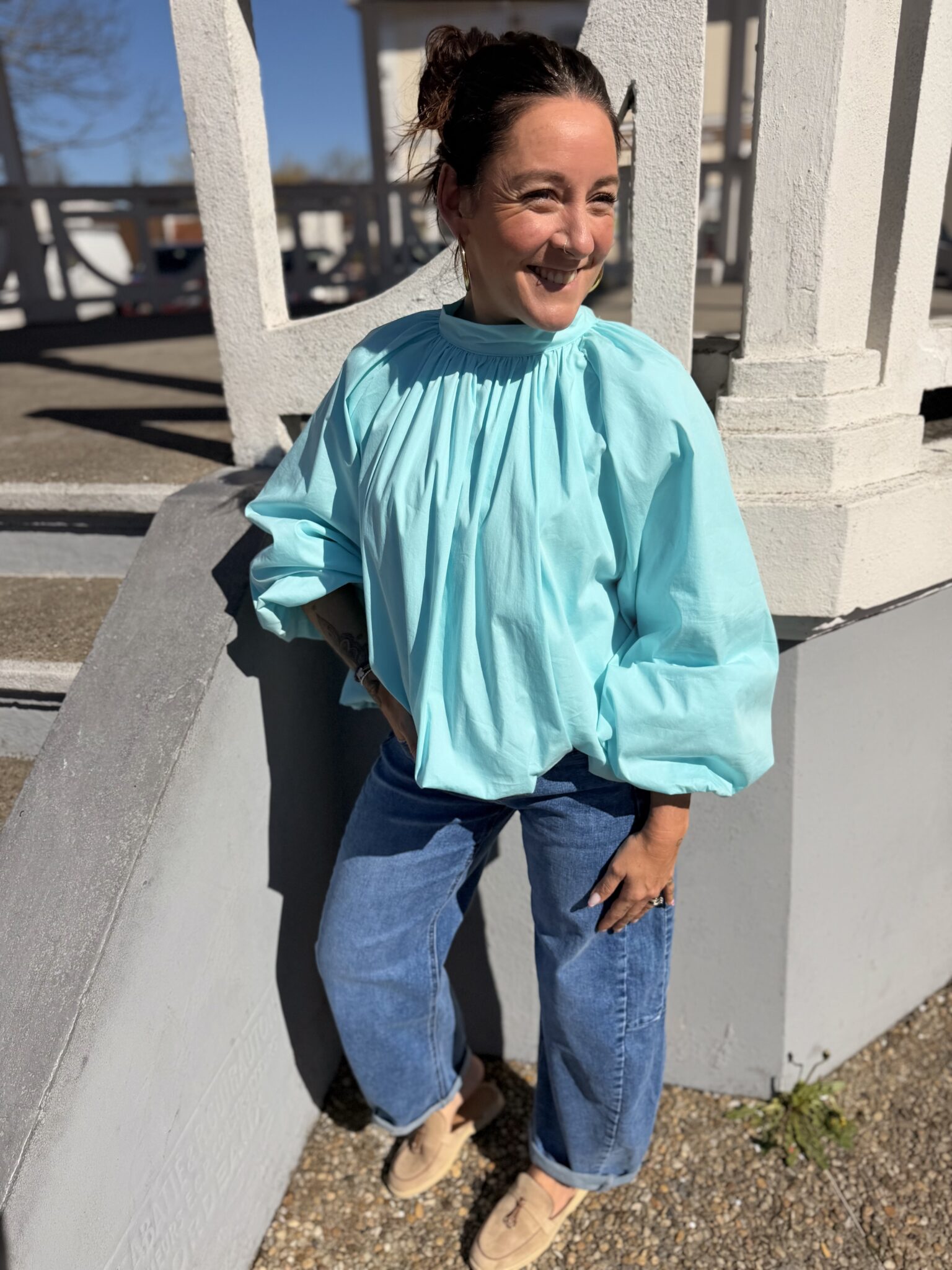 blouse turquoise manches bouffante, ouverte dans le dos