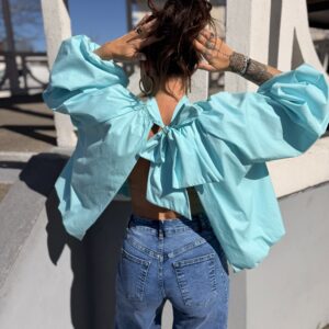 blouse turquoise manches bouffante, ouverte dans le dos