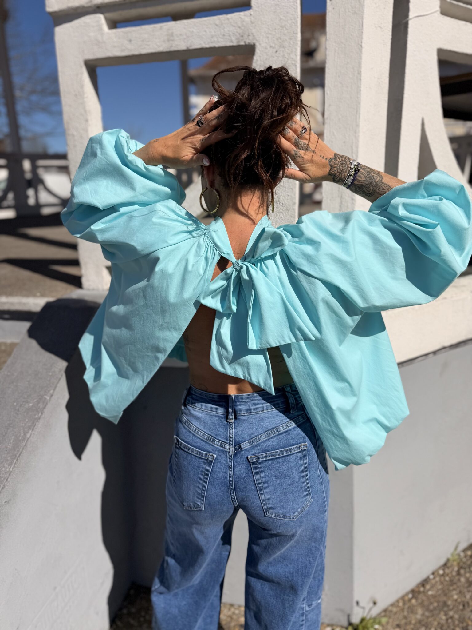 blouse turquoise manches bouffante, ouverte dans le dos