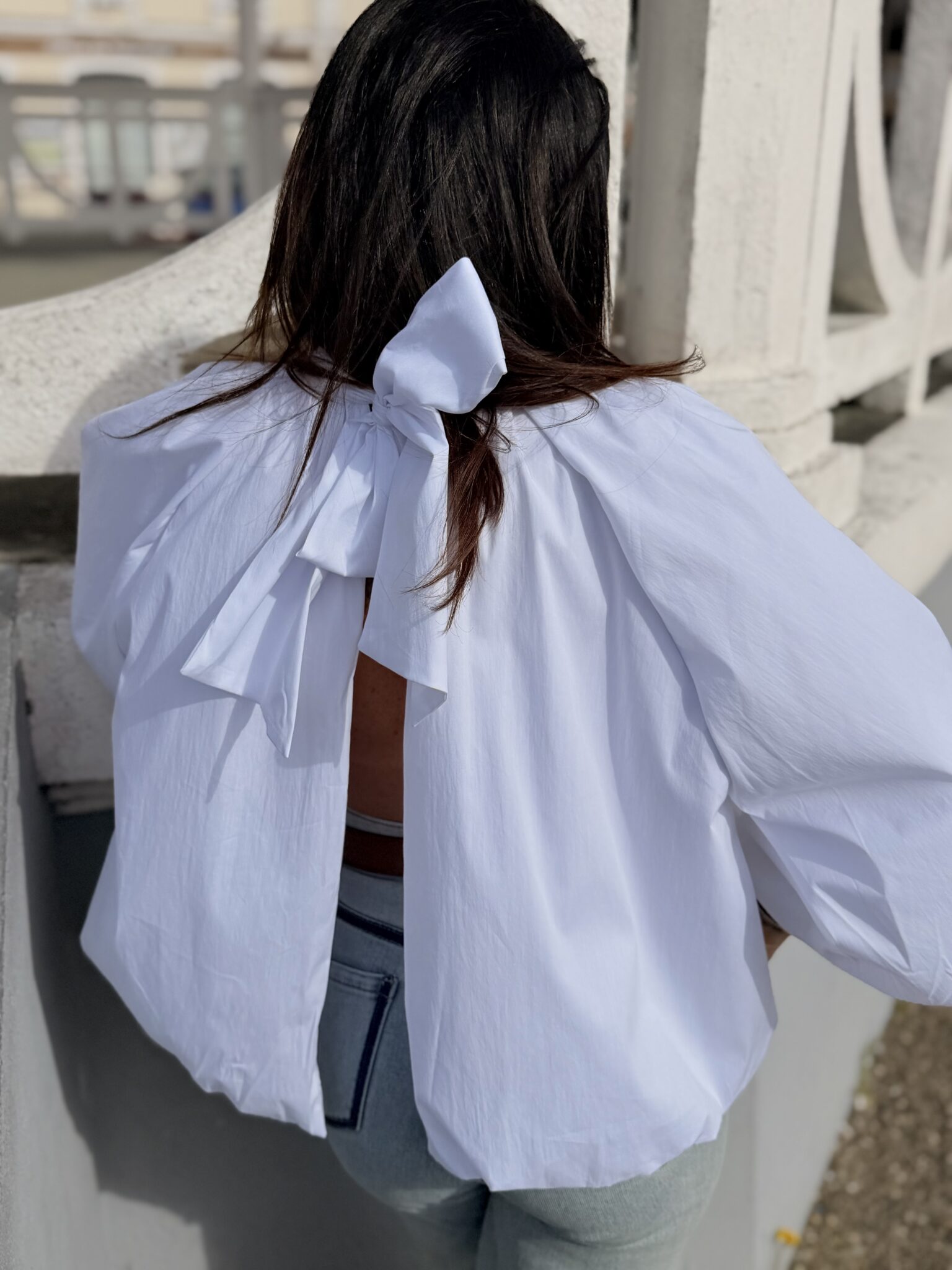 blouse blanche manches bouffante, ouverte dans le dos