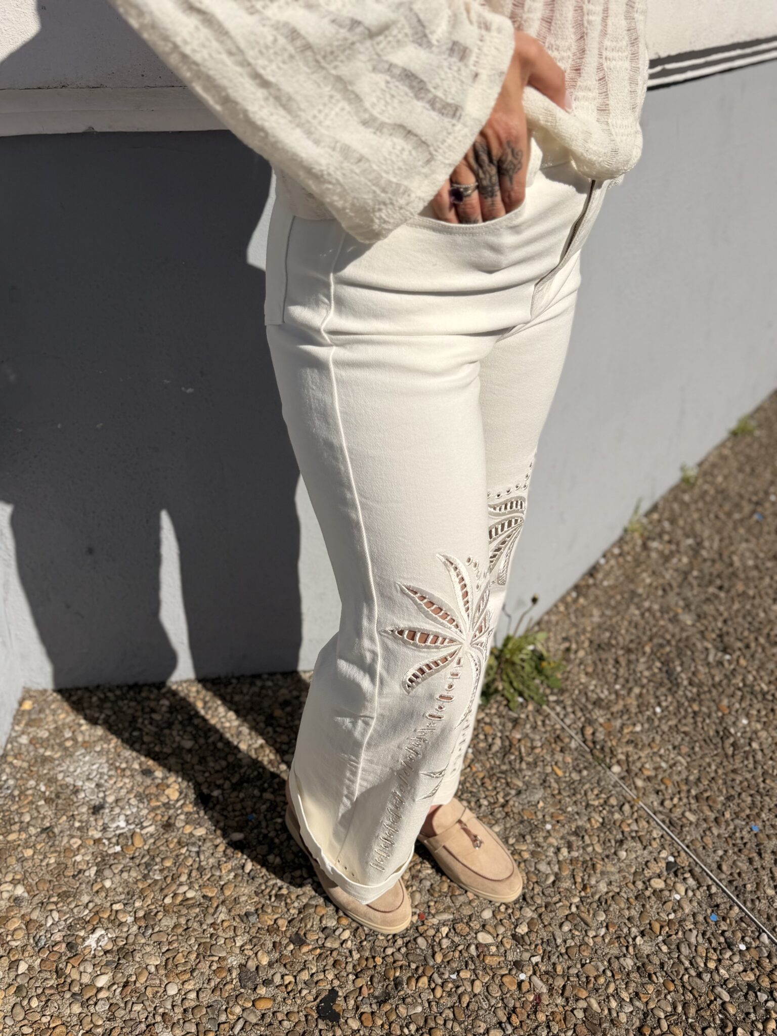 jean blanc à motifs palmiers ajourés