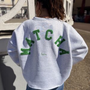 sweat gris à broder vert dans le dos écrit "matcha"