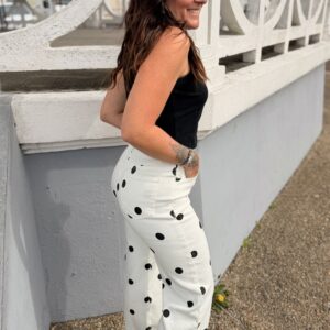 pantalon blanc à pois noirs