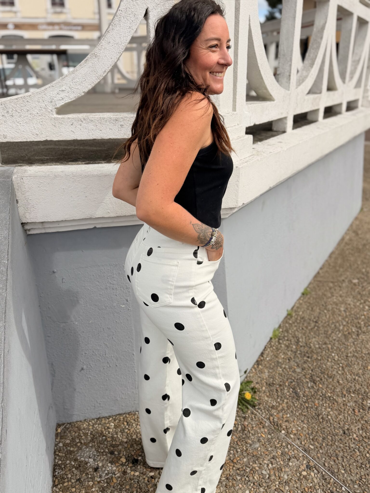 pantalon blanc à pois noirs