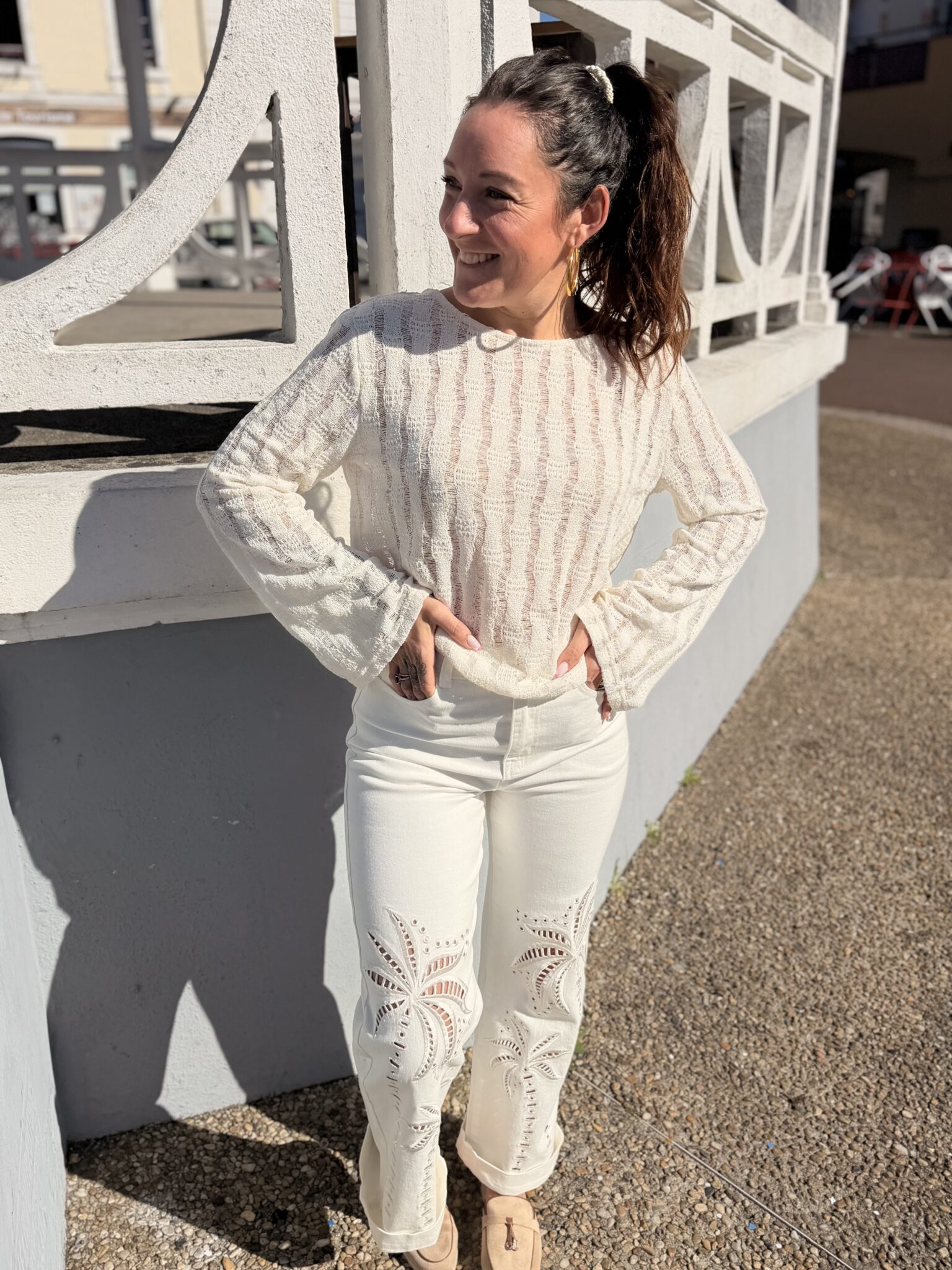 jean blanc à motifs palmiers ajourés