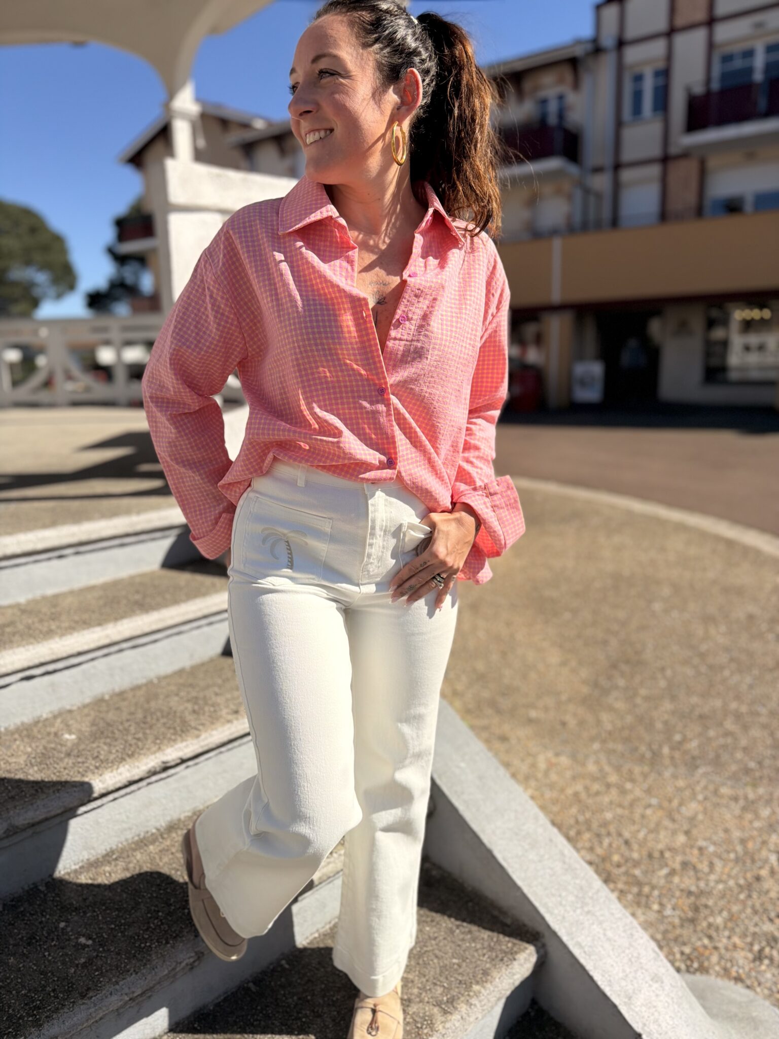 jean blanc aux détails brodés palmier et arc-en-ciel couleur beige sur les poches avant