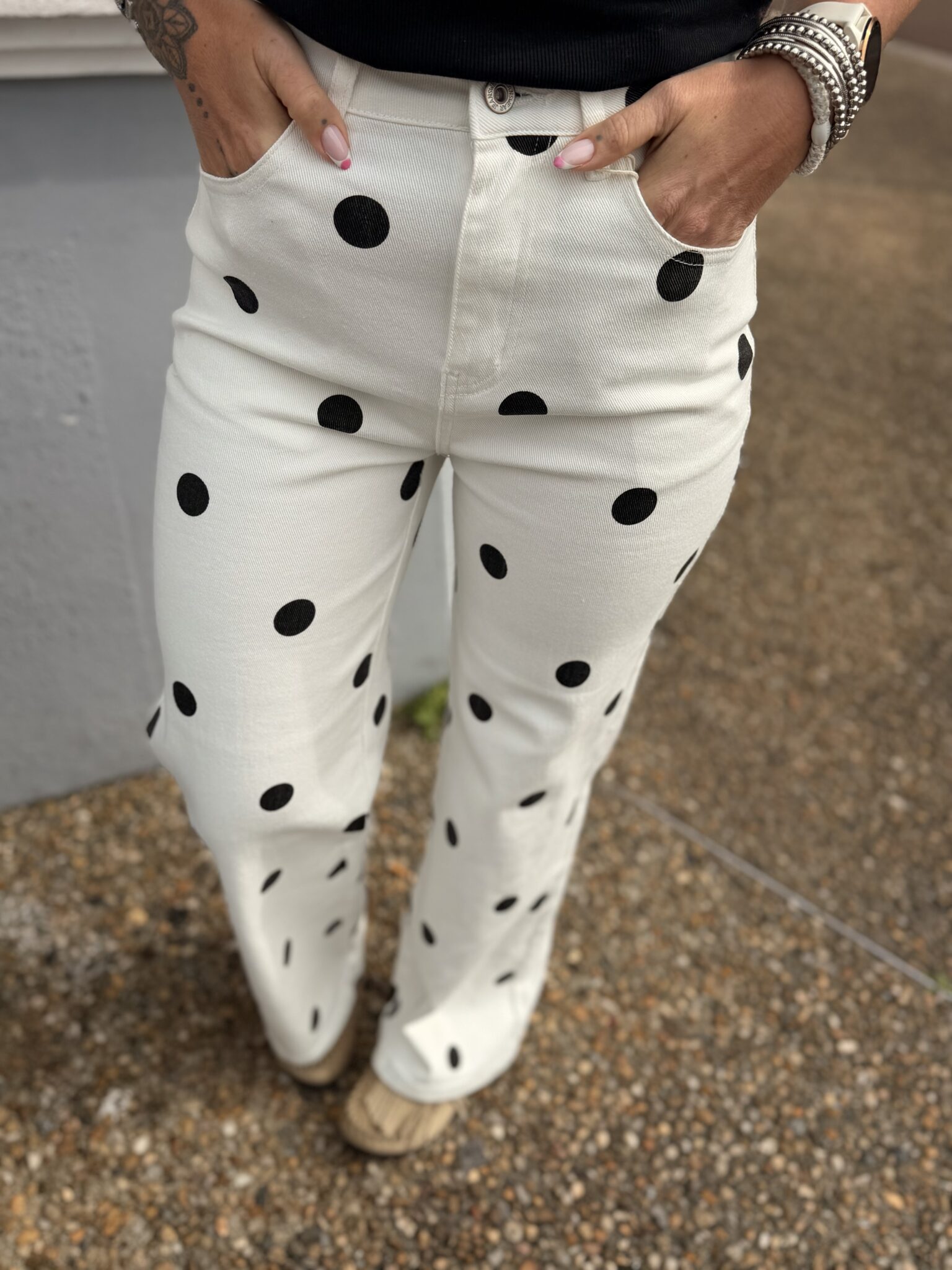 pantalon blanc à pois noirs
