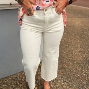 femme portant un jean blanc droit, stretch