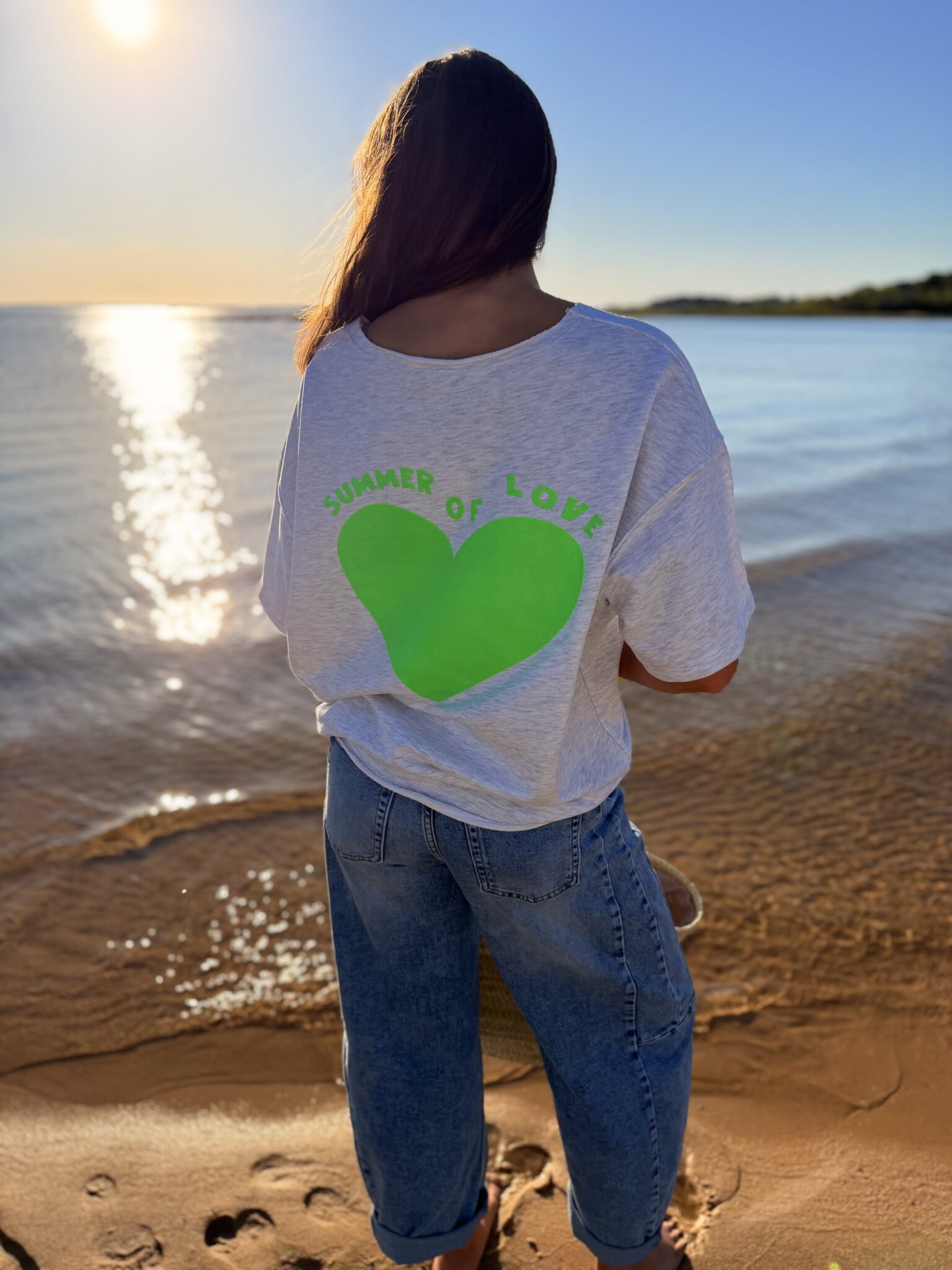 femme brune porte un sweat avec inscription devant et derrière Summer of love