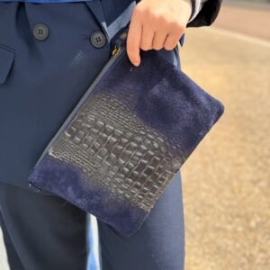 pochette en croco bleu marine en daim