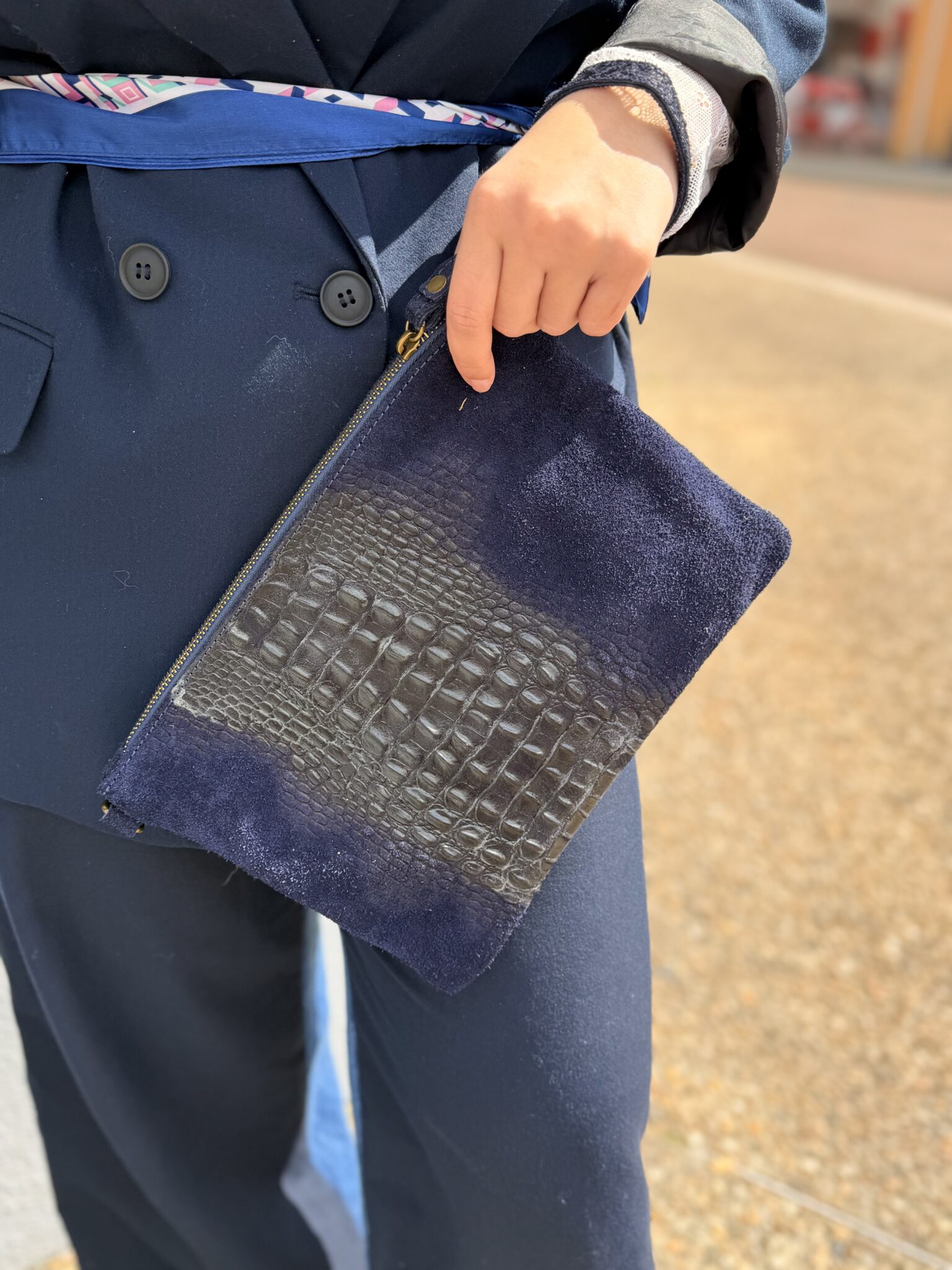 pochette en croco bleu marine en daim