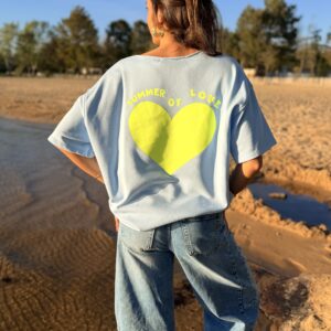 femme brune porte un sweat avec inscription devant et derrière Summer of love
