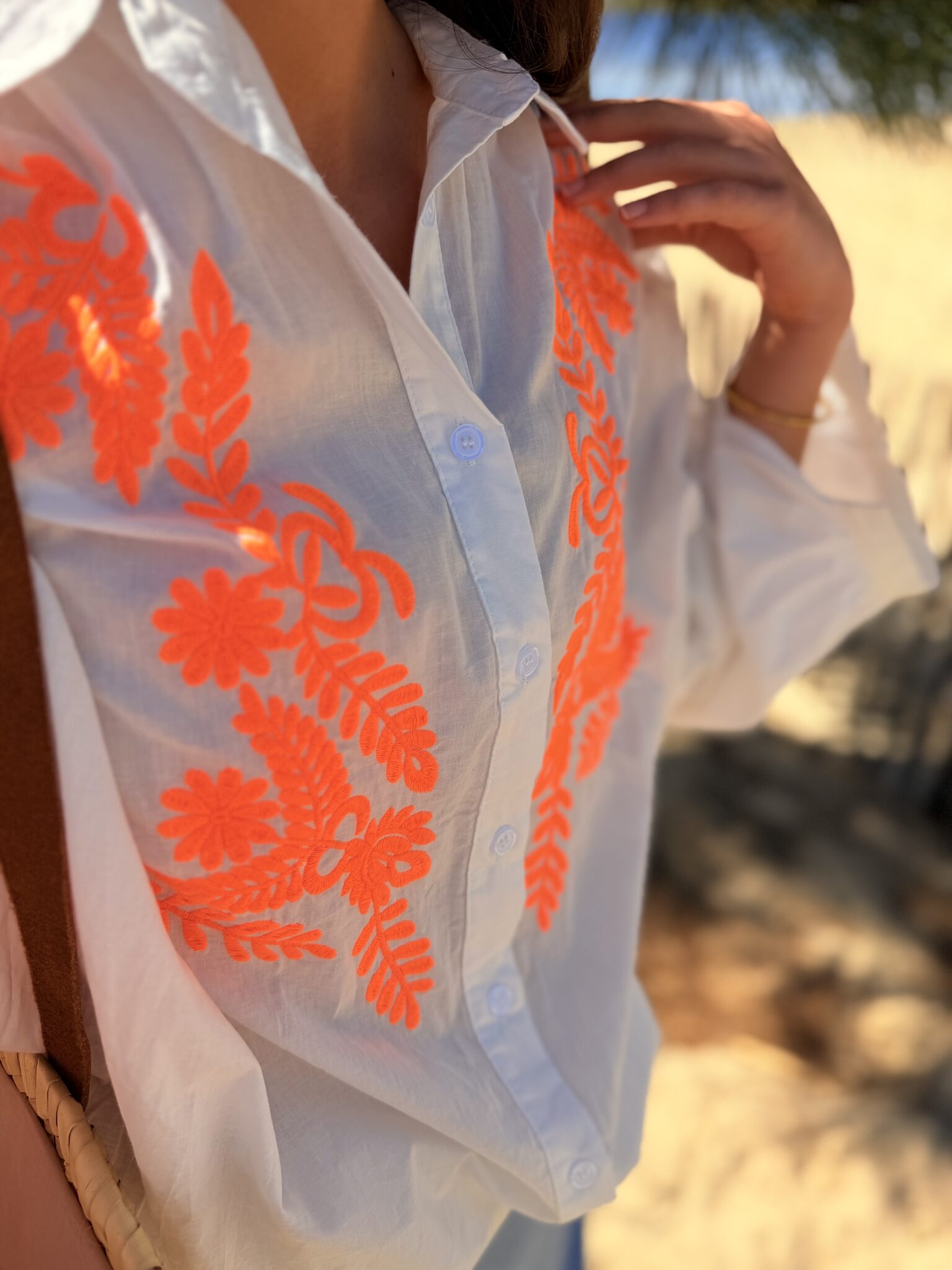 blouse blanche avec broderies orange