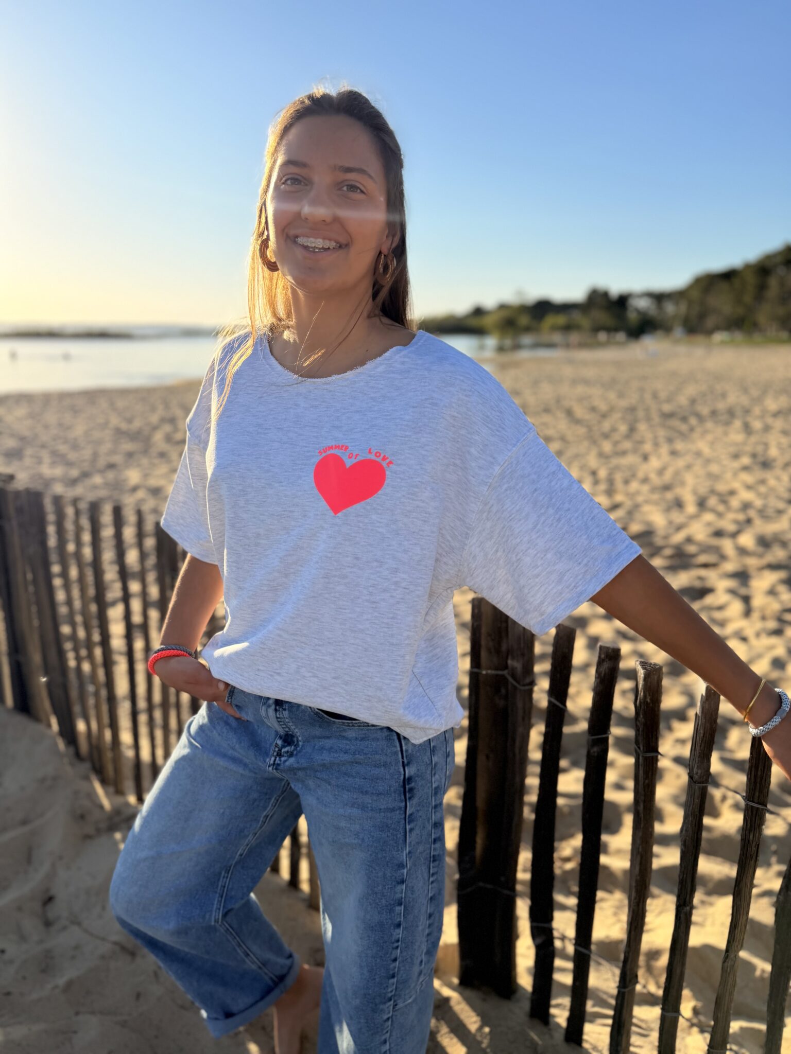 femme brune porte un sweat avec inscription devant et derrière Summer of love