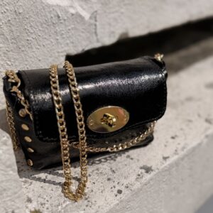 petite pochette noir avec chaîne couleur dorée