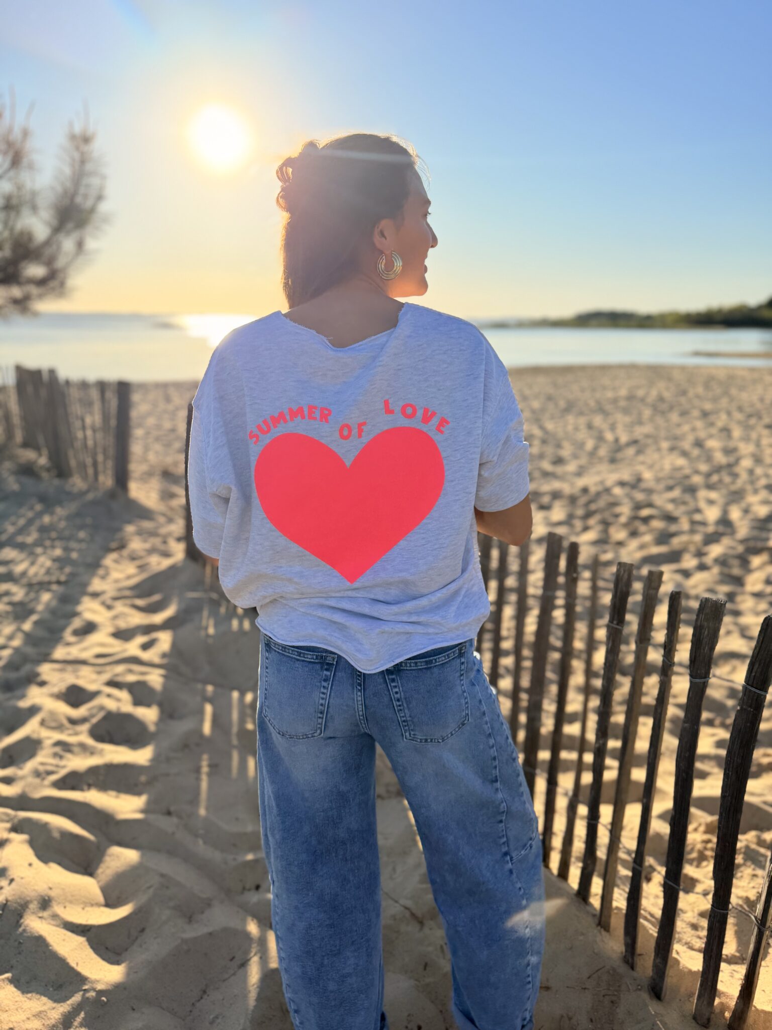 femme brune porte un sweat avec inscription devant et derrière Summer of love