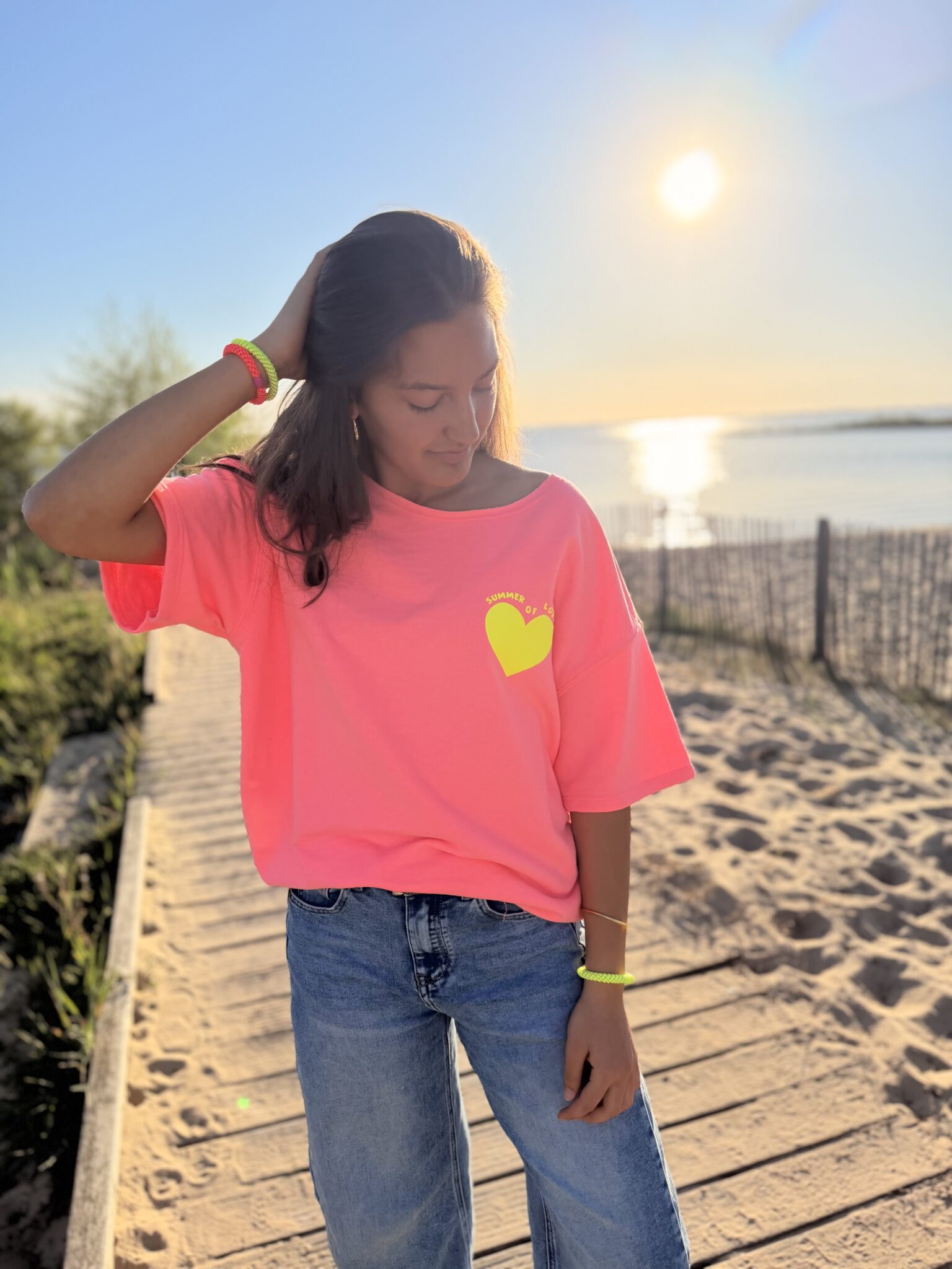 femme brune porte un sweat avec inscription devant et derrière Summer of love