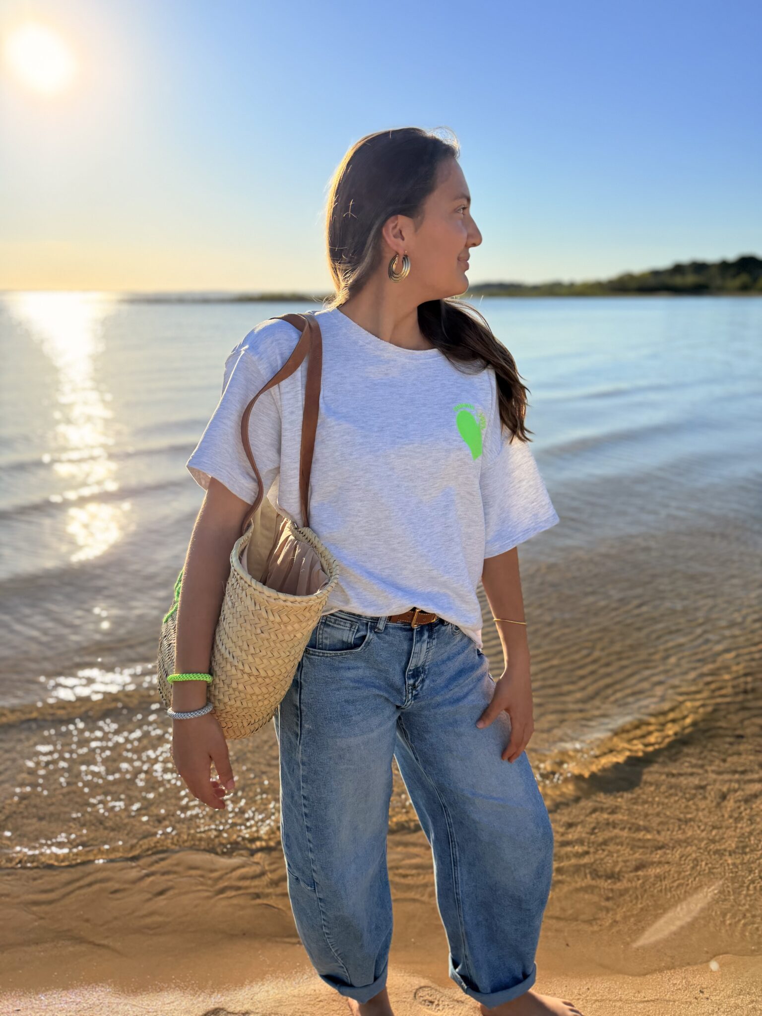 femme brune porte un sweat avec inscription devant et derrière Summer of love