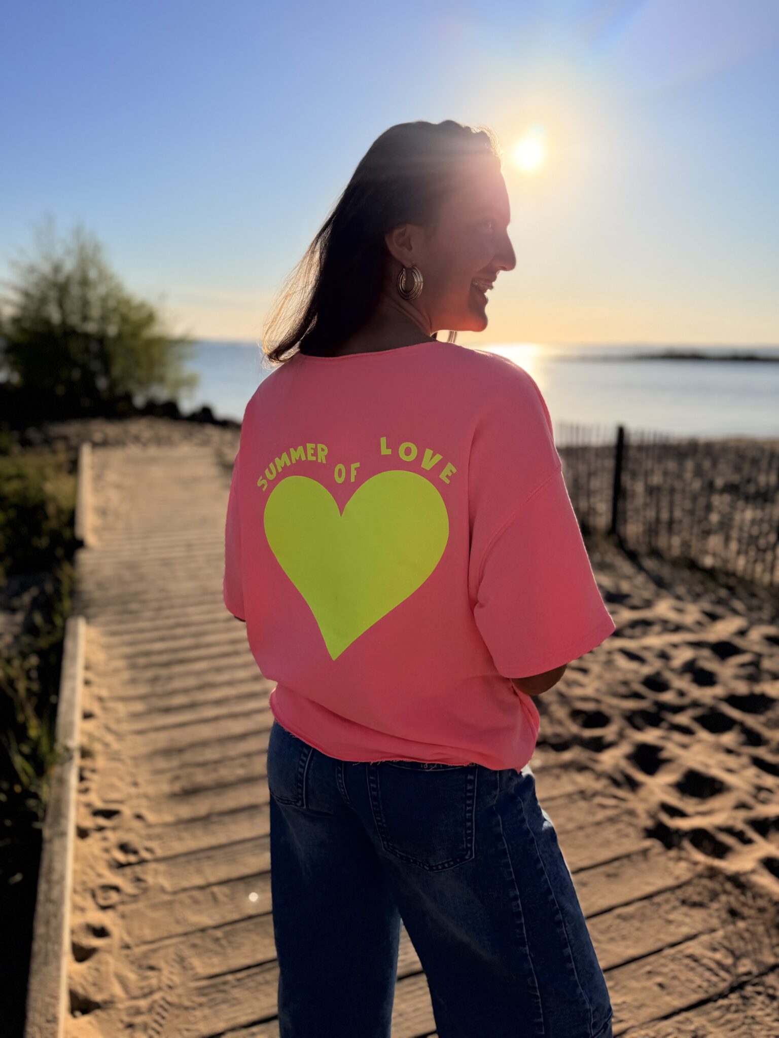 femme brune porte un sweat avec inscription devant et derrière Summer of love